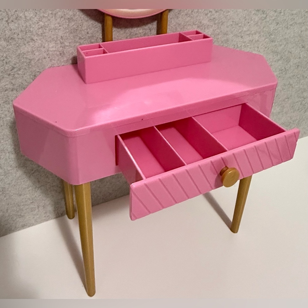 18โ OG Vanity Set Pink/Gold Table and Chair set (no accessories included) - Picture 6 of 14